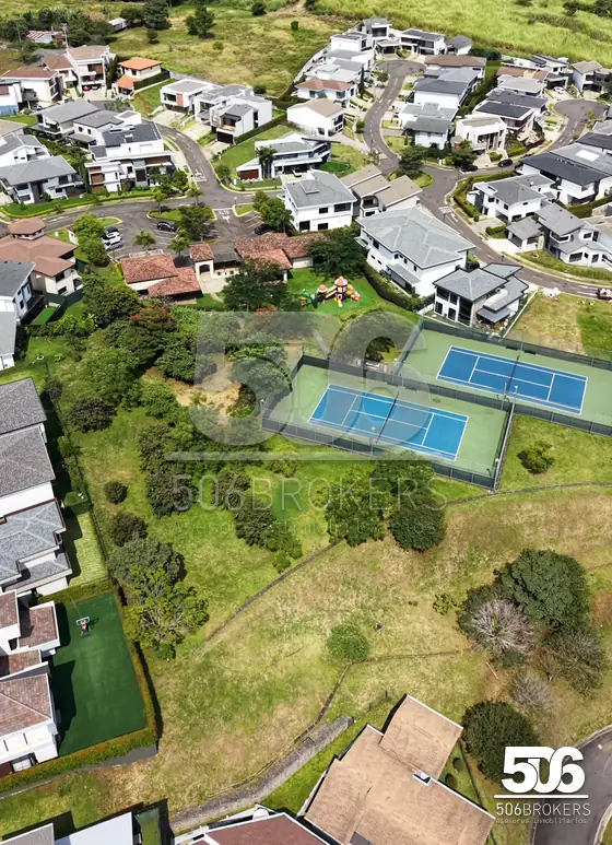 Canchas de tenis y áreas verdes del condominio