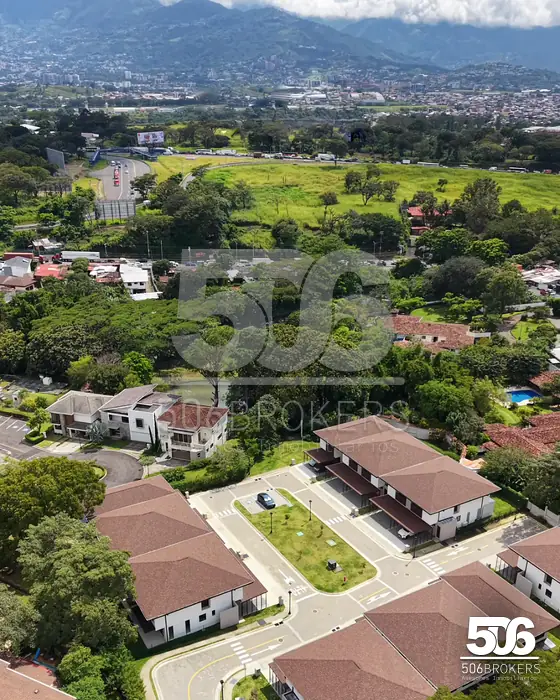 Vista aérea de Francosta con las montañas de Heredia al fondo