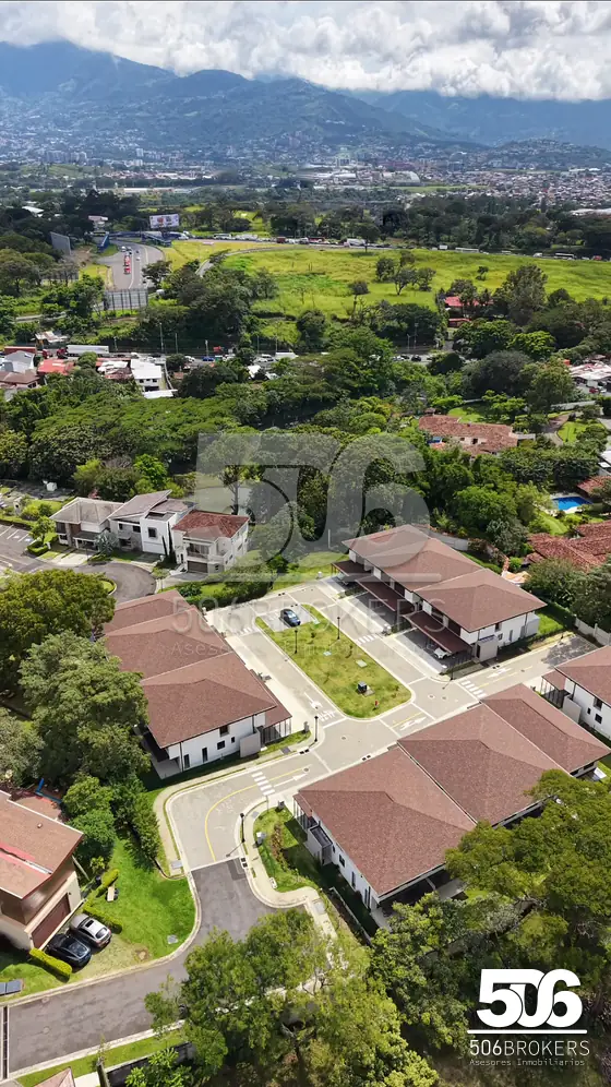 Vista aérea de Francosta y las montañas de Heredia