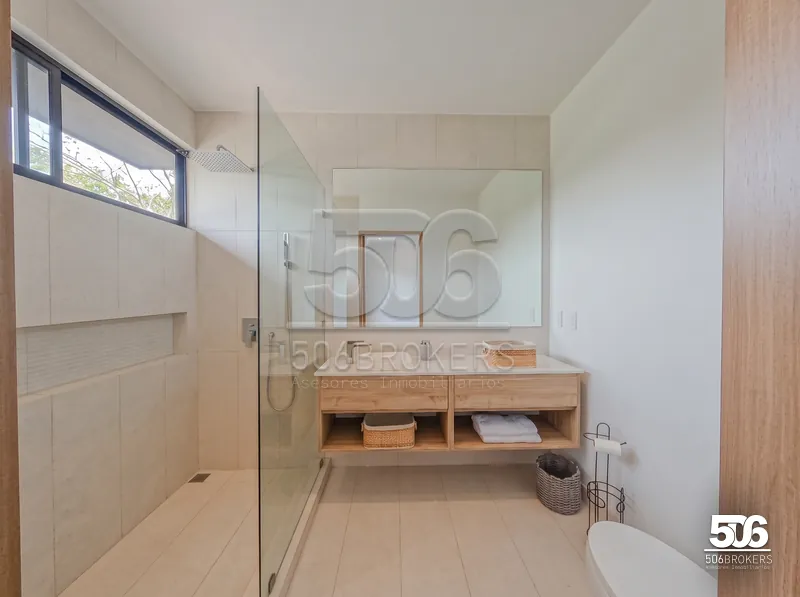 Baño con ducha enchapada