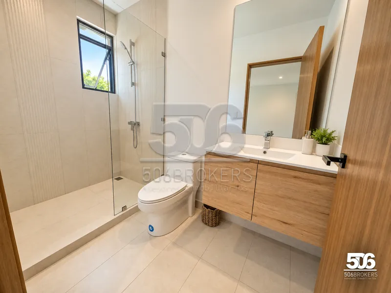Baño con mueble flotante de madera