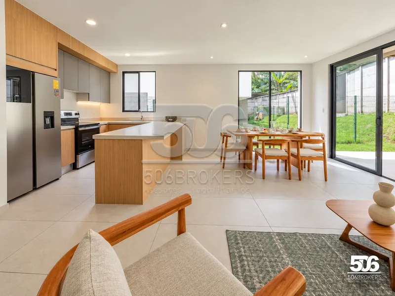 Cocina con isla y comedor