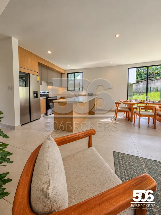 Cocina y comedor hacia el jardín