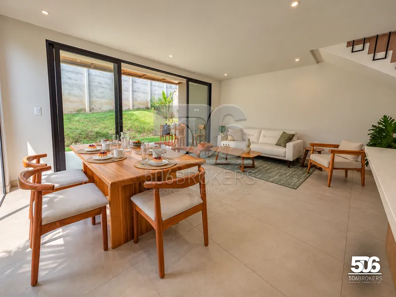 Sala y comedor abiertos al patio privado
