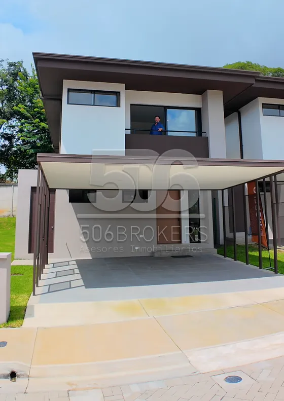 Fachada de una casa de Francosta con cochera para dos vehículos