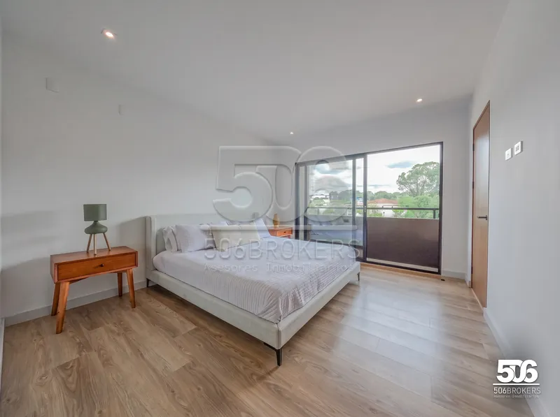 Habitación principal con balcón