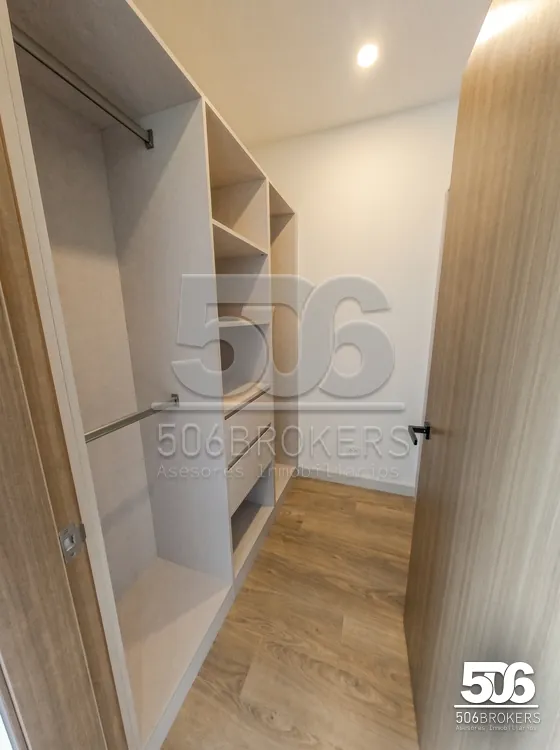 Walk-in closet de la habitación principal